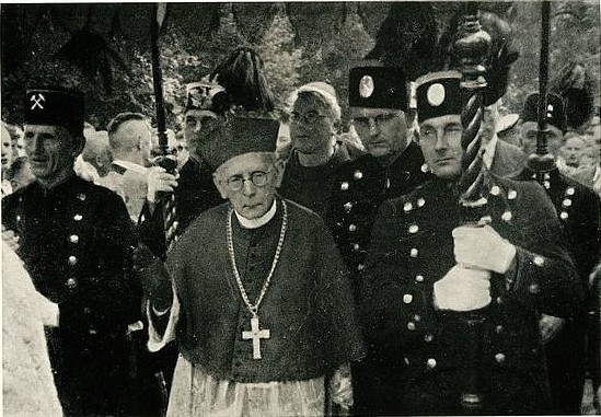 Kardyna Bertram w otoczeniu grnikw w czasie pielgrzymki na gr w. Anny. Z prawej widoczni grnicy w mundurach kopal prywatnych, z lewej grnik i sztygar z kopalni pastwowej